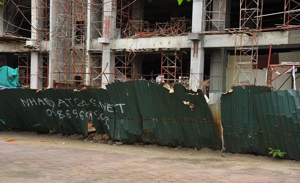 Tuy nhiên khung cảnh bộn bề của dự án khiến khách hàng không tin tưởng được chủ đầu tư dự án.