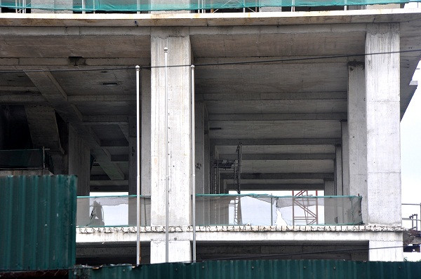 và đang đang dần trong giai đoạn làm phần ngoài như: ốp tường, nát gạch, gắn kính...