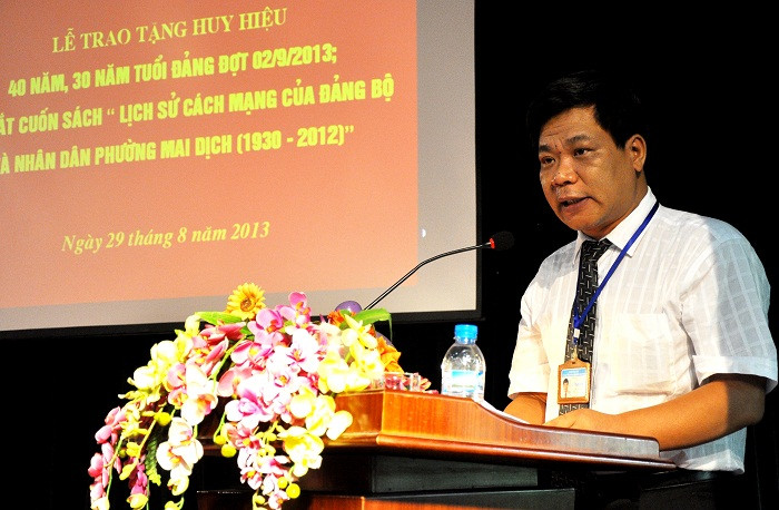 Ông Nguyễn Trung Kiên - Chủ tịch UBND phường Mai Dịch giới thiệu về cuốn sách “Lịch sử cách mạng của Đảng bộ và nhân dân phường Mai Dịch (1930 – 2012)”. Ông Nguyễn Trung Kiên - Chủ tịch UBND phường Mai Dịch giới thiệu về cuốn sách “Lịch sử cách mạng của Đảng bộ và nhân dân phường Mai Dịch (1930 – 2012)”.