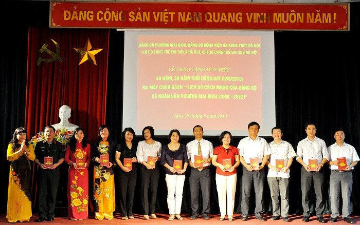 Cuốn sách ý nghĩa này đã được gửi tặng tới các vị đại biểu của các ban, chi bộ Cuốn sách ý nghĩa này đã được gửi tặng tới các vị đại biểu của các ban, chi bộ