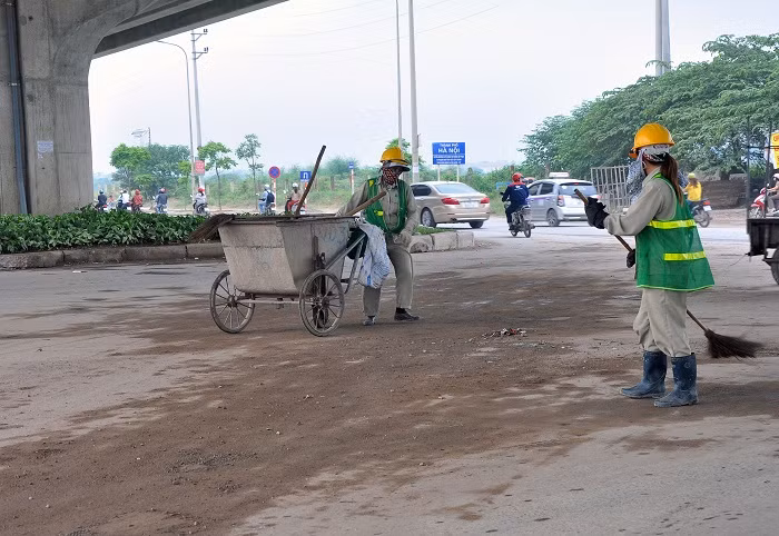 Vào mỗi buổi sáng các công nhân môi trường lại phải thu gom đất đá trên mặt đường.