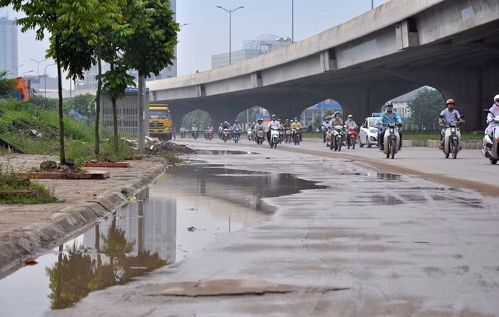Trên đường Nguyễn Xiển (Thanh Xuân, Hà Nội) tình trạng nhếch nhác do đất bùn vương vãi từ các xe chở vật liệu rơi xuống đường đã diễn ra từ lâu.