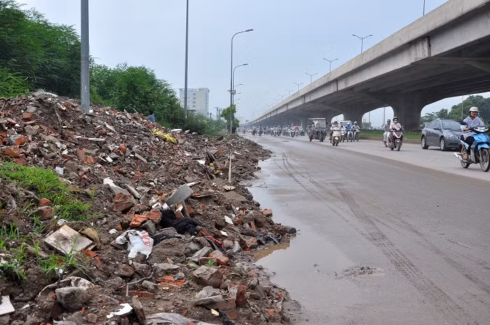 Phế liệu cũng được đổ ngổn ngang trên đường Nguyễn Xiển.