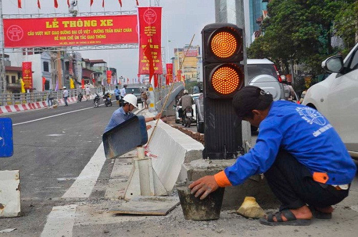 Đèn báo hiệu được đặt chân cầu để báo cho người tham gia giao thông Đèn báo hiệu được đặt chân cầu để báo cho người tham gia giao thông