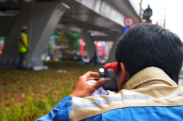 Các công nhân kĩ thuật đo độ vòng, và các chỉ số kĩ thuật. Các công nhân kĩ thuật đo độ vòng, và các chỉ số kĩ thuật.