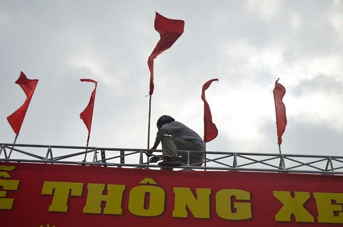 Trang trí cờ tại biển mừng ngày thông xe Trang trí cờ tại biển mừng ngày thông xe