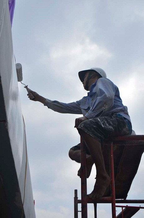 Công việc chủ yếu của ngày hôm nay đó là hoàn thiện việc sơn và kẻ các vạch sơn cho cây cầu. Công việc chủ yếu của ngày hôm nay đó là hoàn thiện việc sơn và kẻ các vạch sơn cho cây cầu.