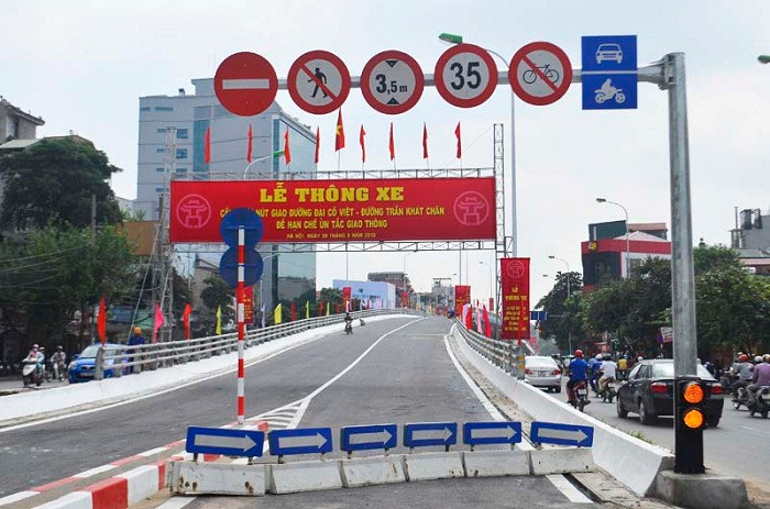 Biển báo cũng đã sẵn sàng chờ tới giờ thông xe Biển báo cũng đã sẵn sàng chờ tới giờ thông xe