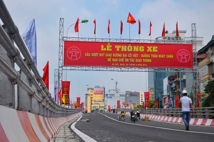 Cây cầu dài hơn 350m, rộng 11m, dành cho 2 làn xe ô tô, 2 làn xe hỗ hợp gồm cả xe buýt. Cây cầu dài hơn 350m, rộng 11m, dành cho 2 làn xe ô tô, 2 làn xe hỗ hợp gồm cả xe buýt.