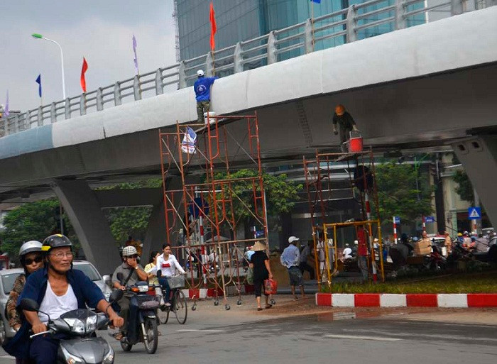 Từng chi tiết, góc nhỏ của công trình được chú ý và hoàn thiện tỉ mẩn, được hỗ trợ bởi những giàn giáo khá cao. Từng chi tiết, góc nhỏ của công trình được chú ý và hoàn thiện tỉ mẩn, được hỗ trợ bởi những giàn giáo khá cao.