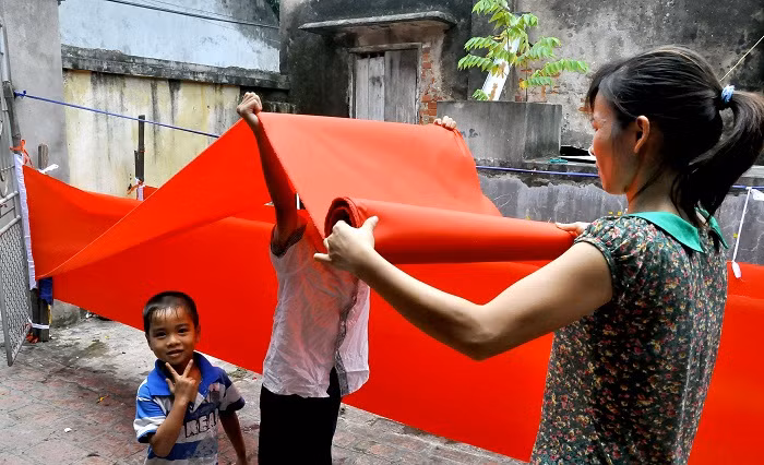 Bên cạnh việc nhập các loại vải may lá cờ gọi là vải sa được mua về từ La Cả ( La Khê, Hà Đông). Nhiều tấm vải đỏ còn do chính chính gia đình nhuộm.