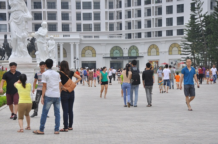 Khuôn viên Quảng trường Royal City dòng người tấp nập.