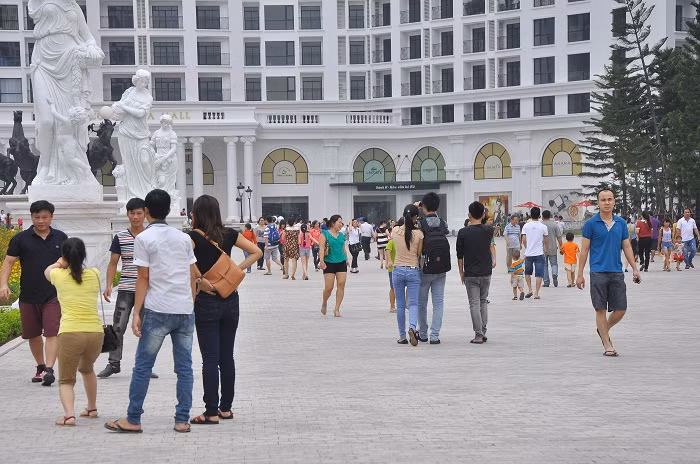 Khuôn viên Quảng trường Royal City dòng người tấp nập.