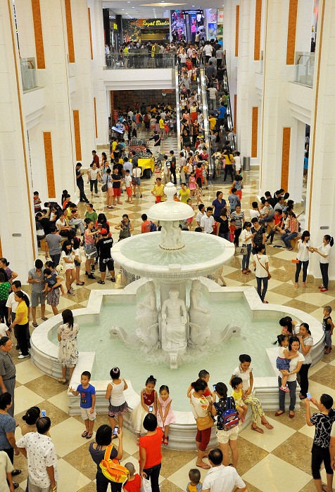 Đài phun nước cũng là địa điểm tập trung của khách hàng khi đến TTTM.