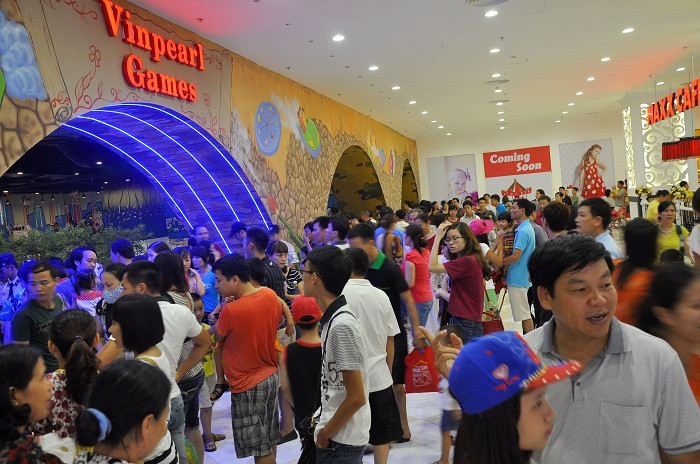 Trước cổng Vinpearl Water Park, hàng trăm khách đang đứng chờ tới lượt vào trong.