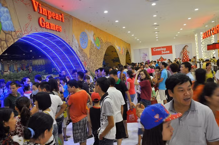 Trước cổng Vinpearl Water Park, hàng trăm khách đang đứng chờ tới lượt vào trong.