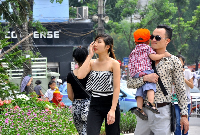 Bên ngoài, khách vẫn háo hức tiến vào khu TTTM ngầm lớn nhất Châu Á.