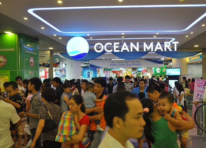 Khu vực bán thực phẩm, đồ gia dụng đông kín khách hàng và người xem.