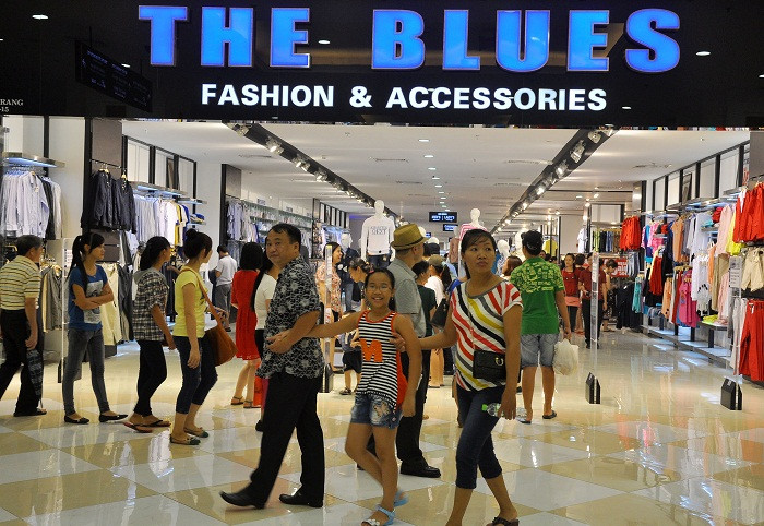 Quầy hàng thời trang đông khách.
