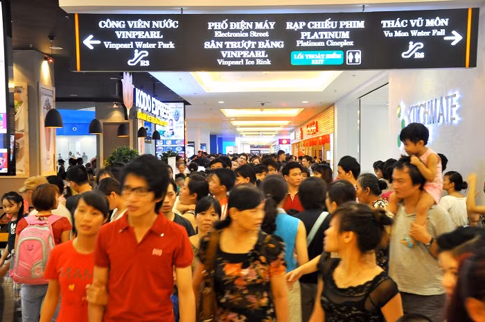 Hơn 9 giờ sáng, không gian trong TTTM Vincom Mega Mall Royal City đã chật kín người.