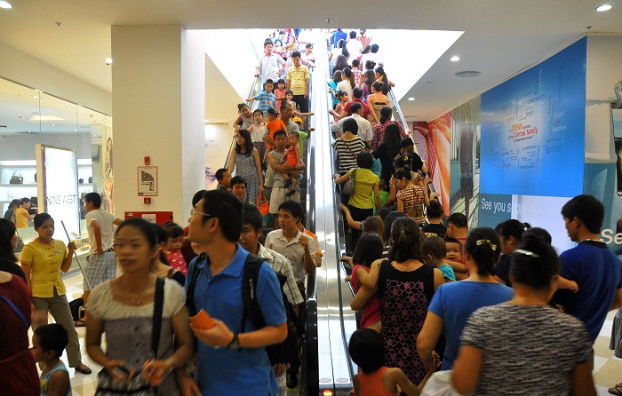 Cầu thang máy xuống TTTM ngầm lúc nào cũng trong tình trạng quá tải.