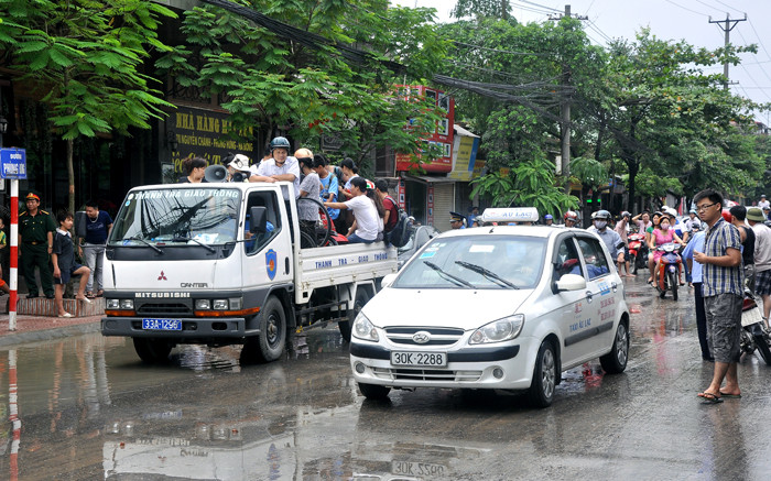 Các phương tiện và người qua đây được đưa lên xe cứu hộ Các phương tiện và người qua đây được đưa lên xe cứu hộ