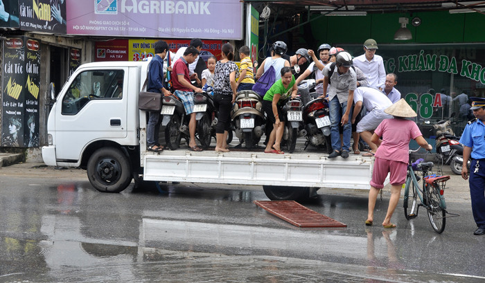 Xe cứu hộ được rất đông người dân ngóng chờ và đợi tới lượt được đi. Xe cứu hộ được rất đông người dân ngóng chờ và đợi tới lượt được đi.