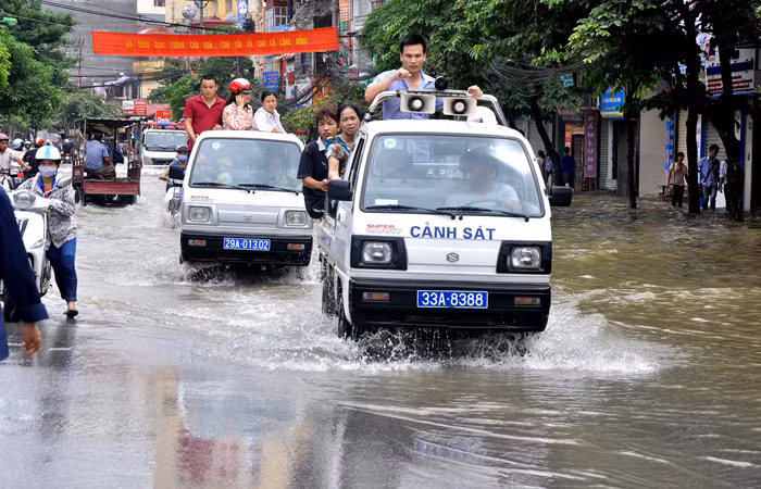Hàng ngàn người dân đã được đội xe cứu hộ đưa qua điểm ngập úng trên đường Phùng Hưng.
