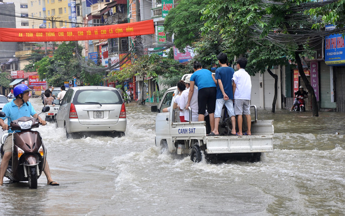 Các xe cứu hộ đi liên tục và mất khoảng 10 – 15 phút để di chuyển từ đầu điểm ngập úng này sang đến cuối điểm ngập úng bên kia. Các xe cứu hộ đi liên tục và mất khoảng 10 – 15 phút để di chuyển từ đầu điểm ngập úng này sang đến cuối điểm ngập úng bên kia.