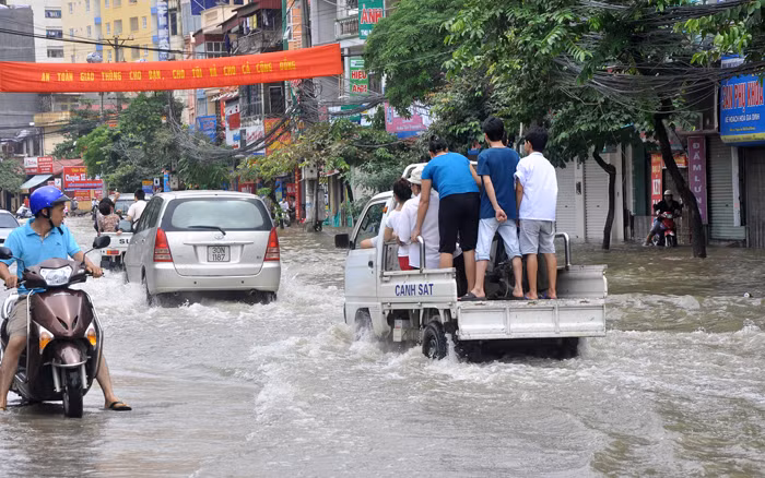 Các xe cứu hộ đi liên tục và mất khoảng 10 – 15 phút để di chuyển từ đầu điểm ngập úng này sang đến cuối điểm ngập úng bên kia.