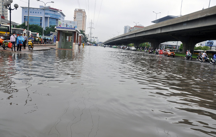 Nước lênh láng trước bến xe Mỹ Đình