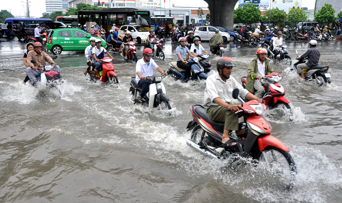 Các phương tiện vội vã vượt qua đoạn ngập làm nước bắn tung tóe