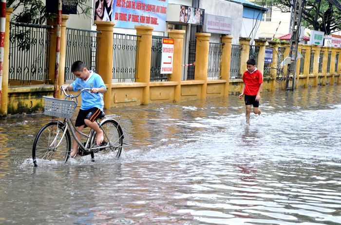 Những đứa trẻ thích thú với nước ngập