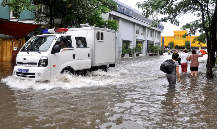 Bệnh nhân lội nước ngập qua đầu gối ra về từ bệnh viện