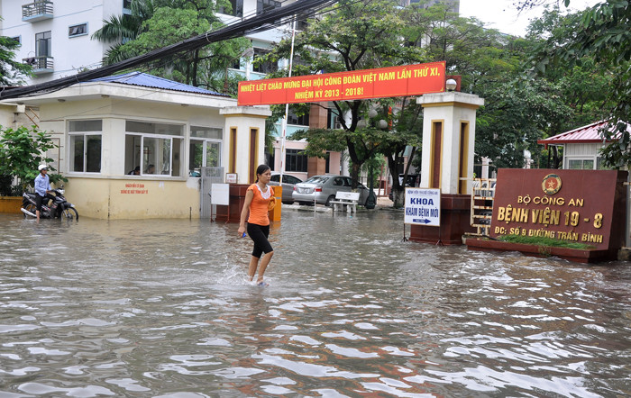 Từ chiều ngày 7/8, trước cổng bệnh viện 19.8 đã ngập chìm trong nước