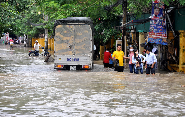 Nhiều nơi nước ngập sâu tới 50 - 60 cm