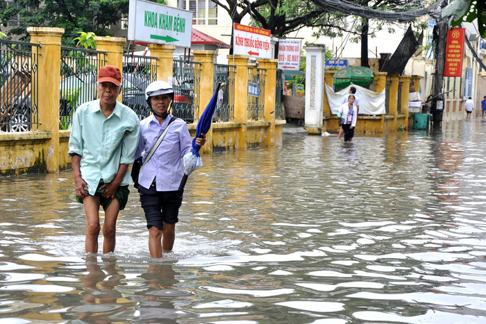 Lội nước đi khám bệnh