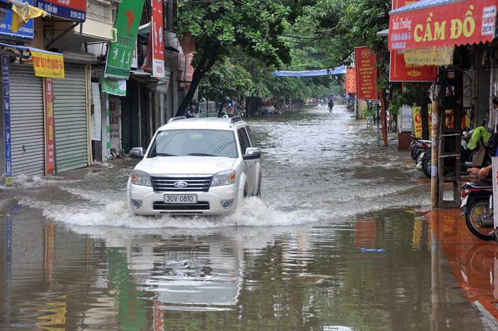 Những cơn sóng nước dữ dội khi xe ô tô đi