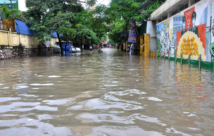 Tất cả các ngả đường đi vào bệnh viện 19.8 đều bị ngập nước