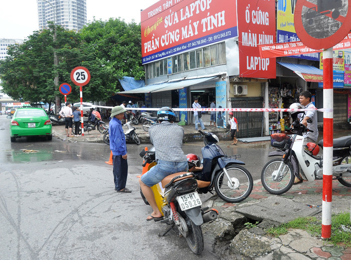 Đầu đường Trần Bình (Mai Dịch, Cầu Giấy, Hà Nội) đã ngăn dây chắn báo hiệu đường ngập, nguy hiểm hạn chế phương tiện đi vào
