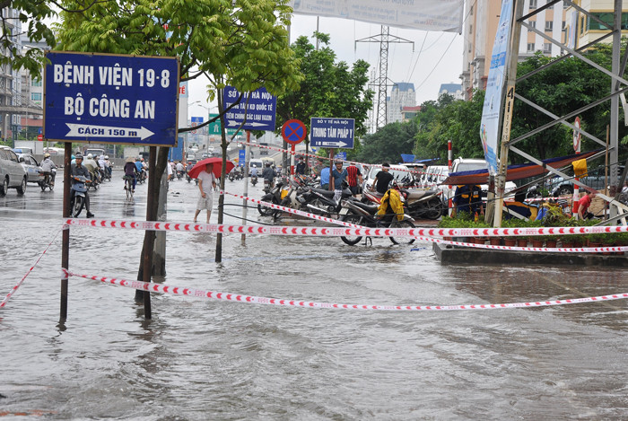 Đường vào bệnh viện 19.8 phía đường Phạm Hùng cũng căng giây báo hiệu đường nguy hiểm và hạn chế đi vào