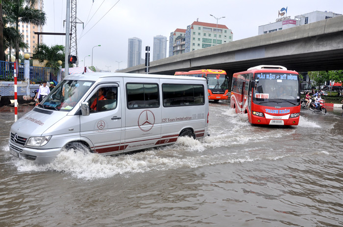 Cổng xe khách vào cũng ngập nước cao