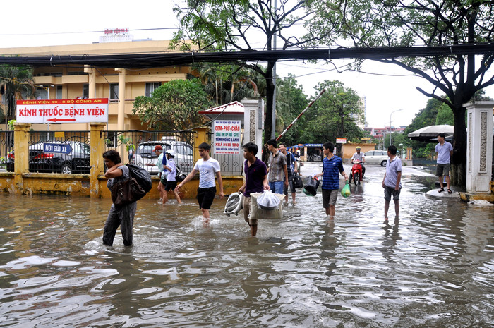 Bệnh nhân và người nhà lội nước đi về