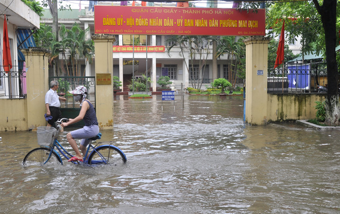 UBND phường Mai Dịch (Cầu Giấy, Hà Nội) cũng chìm trong biển nước khiến mọi công việc của cơ quan này đều bị giám đoạn và gặp nhiều khó khăn trong việc đi lại.