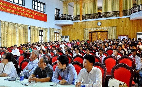 Buổi trao học bổng có rất đông các em học sinh và phụ huynh tới dự