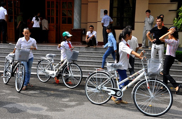 Những chiếc xe đạp sẽ giúp các em nhỏ tới trường đỡ vất vả là món quà khích lệ tinh thần hiếu học của các em.