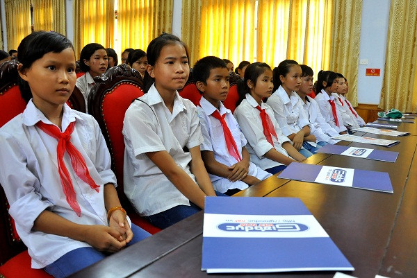 Những suất học bổng tuy không lớn nhưng phần nào giúp các em có thêm động lực và quyết tâm trong năm học mới (2013 – 2014).