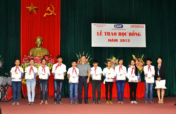 45 suất học bổng và 40 chiếc xe đạp được trao tới tận tay các em trẻ em nghèo hiếu học.