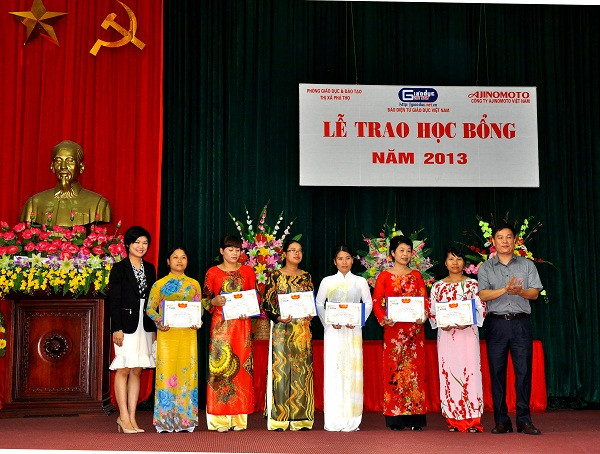 15 thầy cô được báo GDVN khen tặng và trao quà vì có thành tích dạy tốt trong năm học 2013.