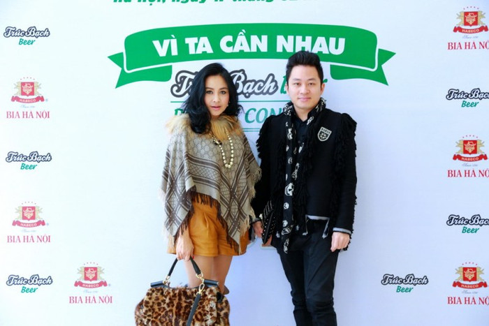 Ca sĩ Thanh Lam và Tùng Dương có mặt sớm tại chuẩn bị cho cuộc họp báo. Ca sĩ Thanh Lam và Tùng Dương có mặt sớm tại chuẩn bị cho cuộc họp báo.